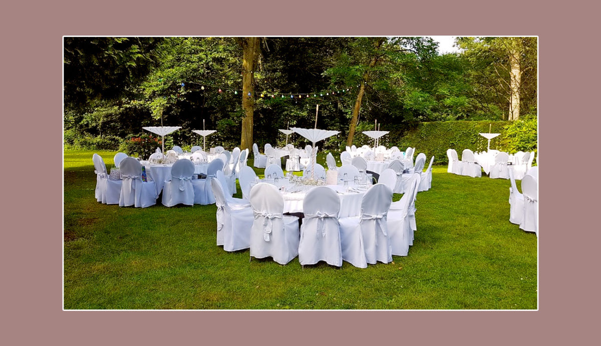 Tischdeko für eine Hochzeit im Garten